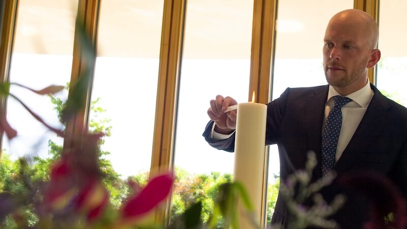 Jerry steekt kaars aan