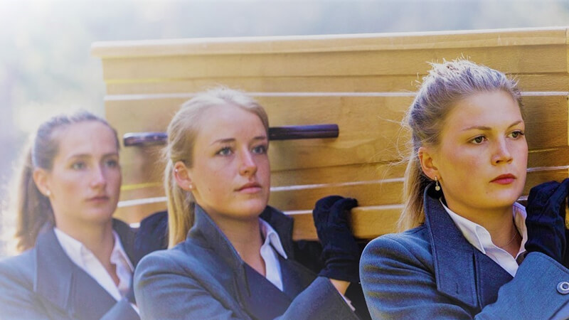 Vrouwelijke dragers dragen de kist