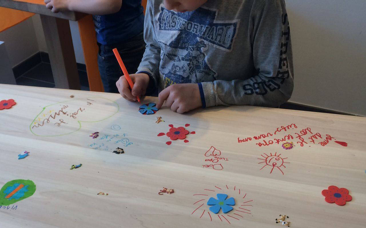 kinderen kleuren een kist